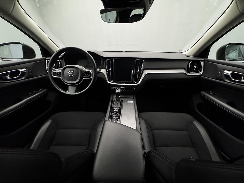 Volvo V60 CC D4 AWD MOMENTUM REZERVACE - fotka 2 z 43