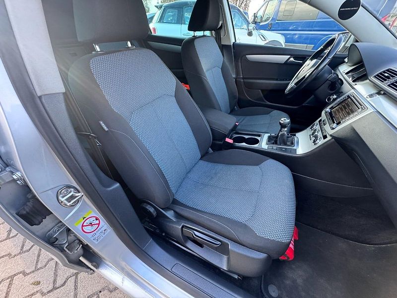 Volkswagen Passat (2012) 1,6 TDI 77 KW KOLA STK - fotka 31 z 46