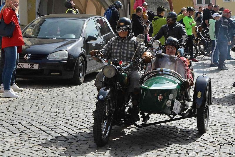 Stovka nablýskaných motocyklů a automobilů předválečné a meziválečné éry vyrazila v neděli z Horního náměstí v Přerově na spanilou jízdu regionem. Nejstarší účastnicí byla osmaosmdesátiletá Libuše Šulcová, která na trasu vyrazila na motocyklu BSA 770 se s