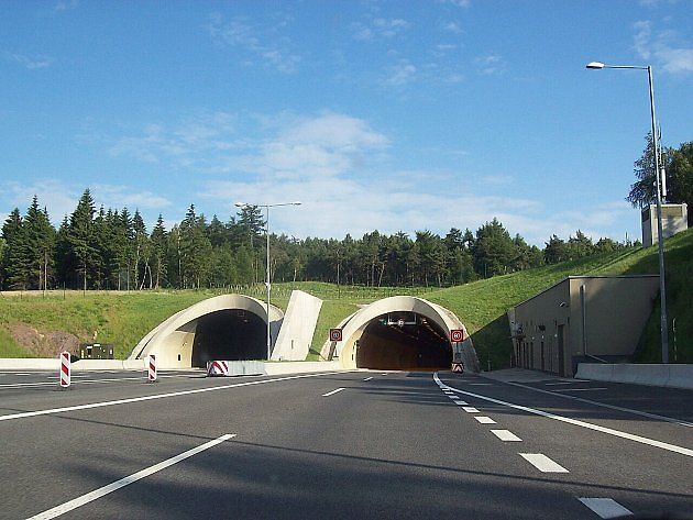 Nejdelší samostatný tunel Panenská, dlouhý 2 168 metrů, na dálnici D8., zdroj: Wikimedia Commons, Jarba, volné dílo