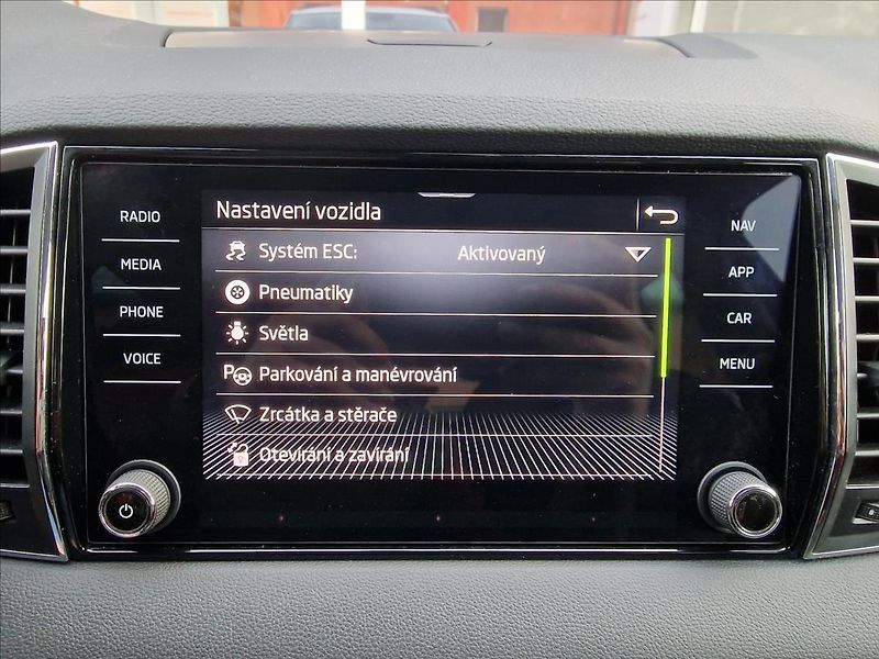 Škoda Karoq 2.0TDI DSG Style,ČR,1.Majitel - fotka 33 z 50