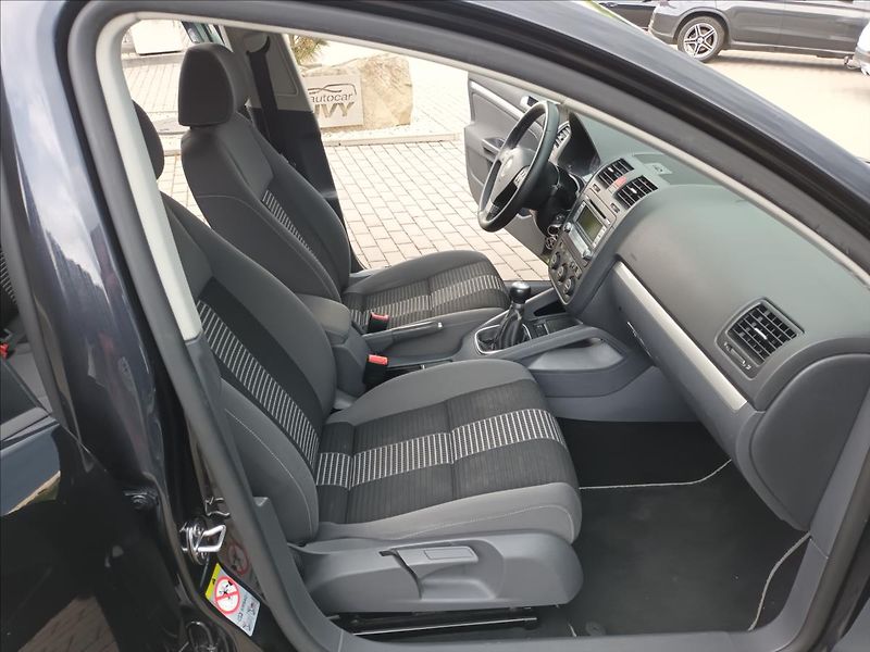 Volkswagen Golf 1,6 MPI,75KW,VÝHŘEV,DIGIKLIMA - fotka 21 z 39