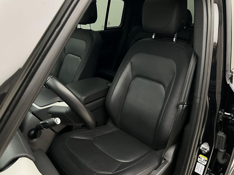 Land Rover Defender 110 D250 X-DYNAMIC HSE 1. maj - fotka 18 z 57