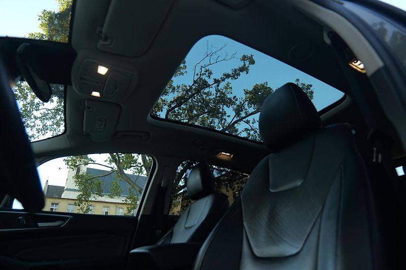 Ford S-MAX 2.0 Kůže Panorama 7 míst Tažné - fotka 17 z 52