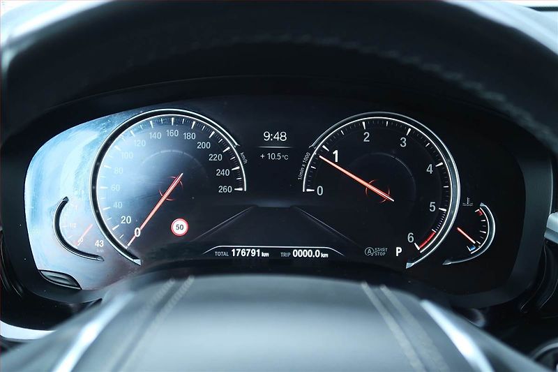 BMW Řada 5 (2017) Sport Line 520d xDrive - fotka 11 z 24