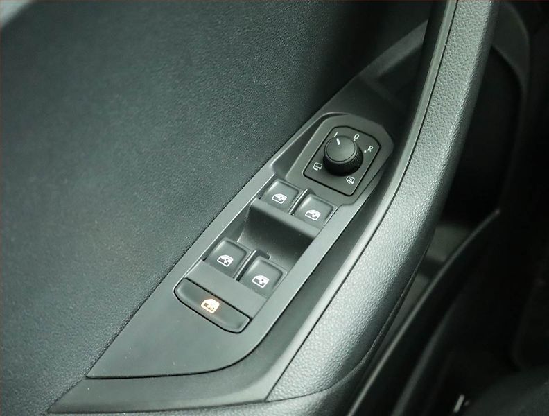 Škoda Karoq (2024) Ambition 2.0 TDI - fotka 16 z 21
