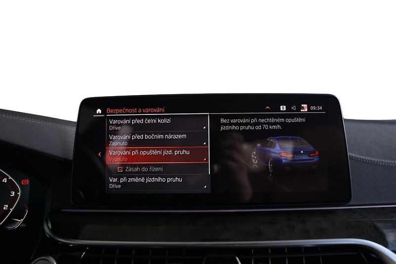 BMW Řada 5 M550i xDrive - fotka 15 z 30