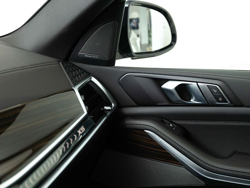 BMW X5 xDrive40i - fotka 16 z 23