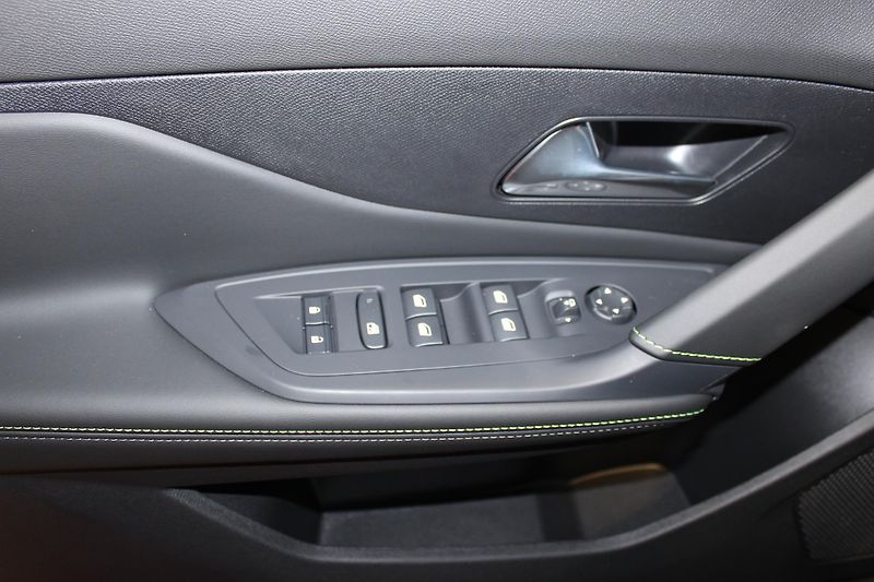 Peugeot 308 (2026) SW GT Hybrid 145 e-DCS6 - fotka 12 z 23