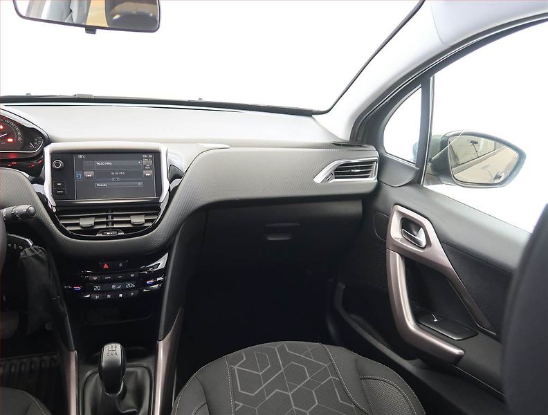 Peugeot 2008 (2016) 1.2 PureTech, Tempomat - fotka 8 z 17