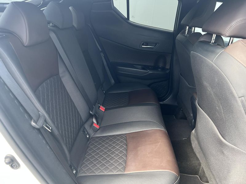 Toyota C-HR (2018) 1.8 VVT-i E-CVT - fotka 28 z 39