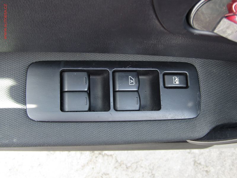 Nissan Qashqai (2009) 2.0 dCi 4x4, 7míst, ČR, AC - fotka 12 z 20