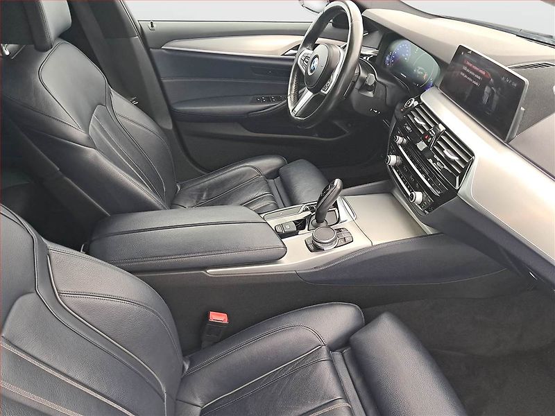 BMW Řada 5 (2018) M Sport 520d xDrive - fotka 9 z 17