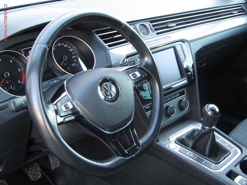 Volkswagen Passat (2015) 1.6 TDi, AC, výhřev sed - fotka 13 z 16