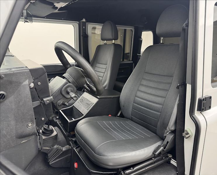 Land Rover Defender 2,5 130 Td5 90kW PO RENOVACI - fotka 29 z 45