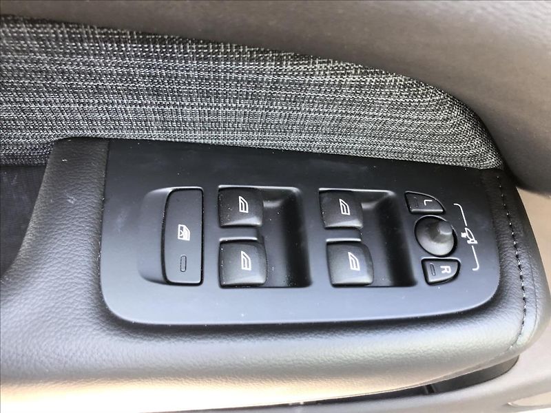 Volvo XC60 2,0 AWD MOMENTUM PRO  B4 - fotka 21 z 27
