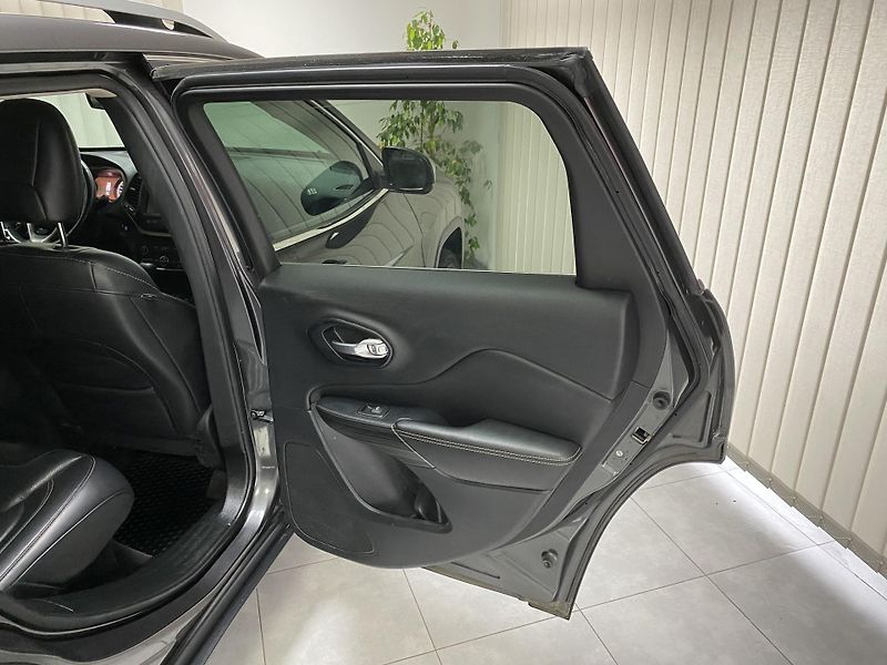 Jeep Cherokee 2.2 M-JET,A/T,4x4,1.MAJ.TZ - fotka 14 z 31