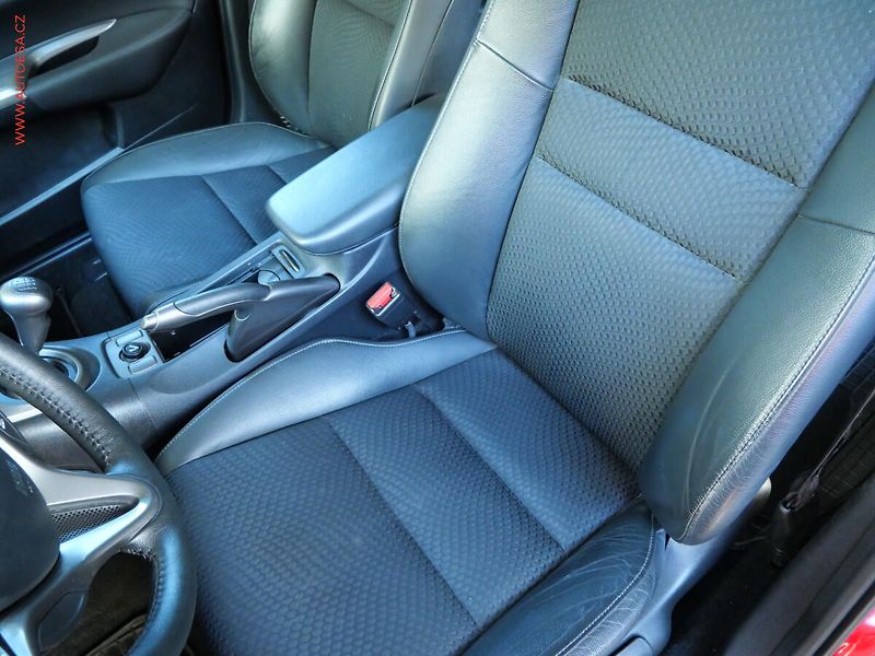 Honda Civic (2010) 1.8 i-VTEC, AC, park.čidla - fotka 9 z 20