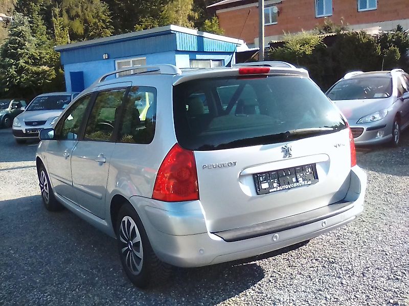Peugeot 307 (2007) 1.6i 16V SW, kola navíc - fotka 7 z 32