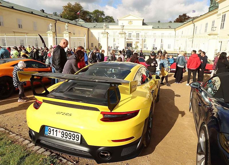 Luxusní supersporty projely západ Čech, milionové rarity přibrzdily v Kynžvartu