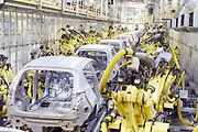 Skelet vozu pak dávají dohromady roboti