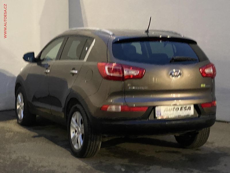 Kia Sportage (2012) 1.7 CRDi, Active, kamera - fotka 6 z 16