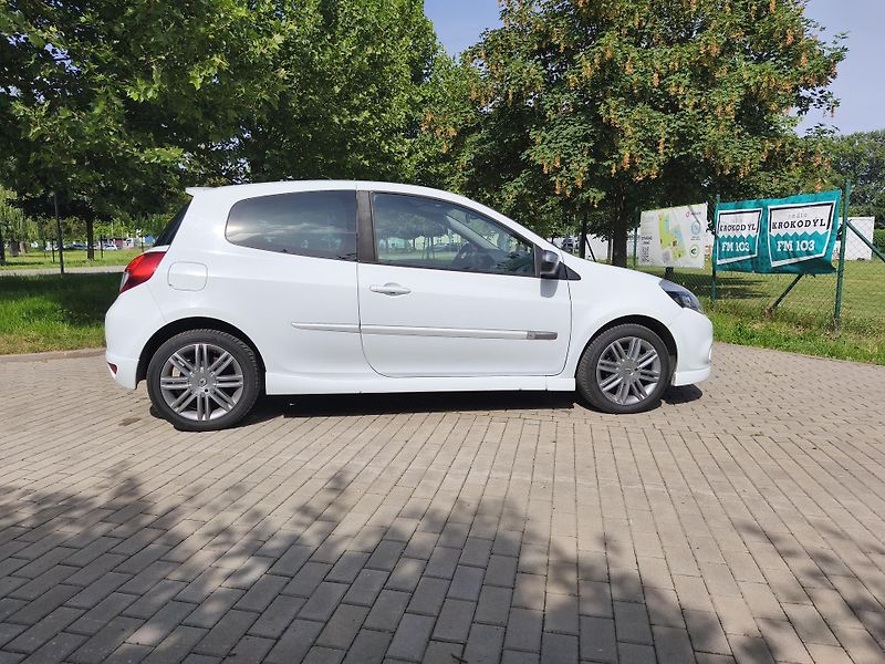Renault Clio 1.6 GT - fotka 13 z 22