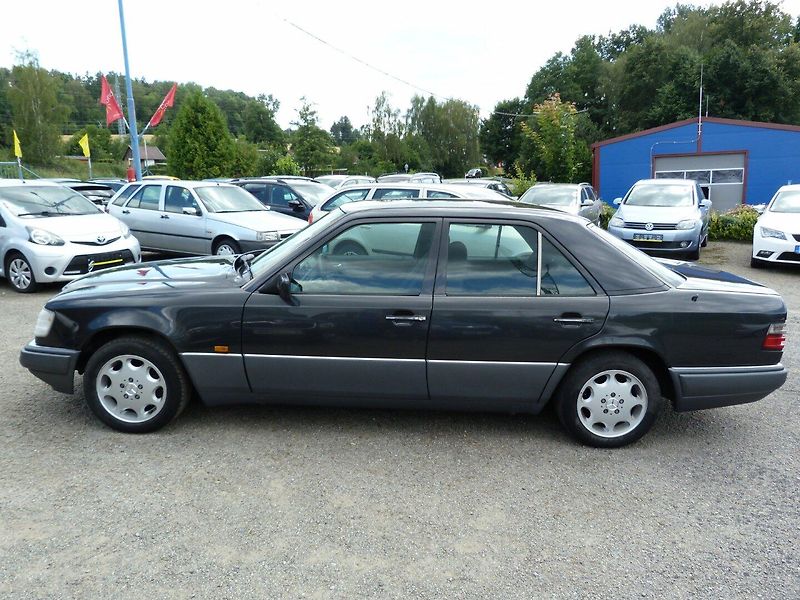 Mercedes-Benz 124 250 D - fotka 8 z 29