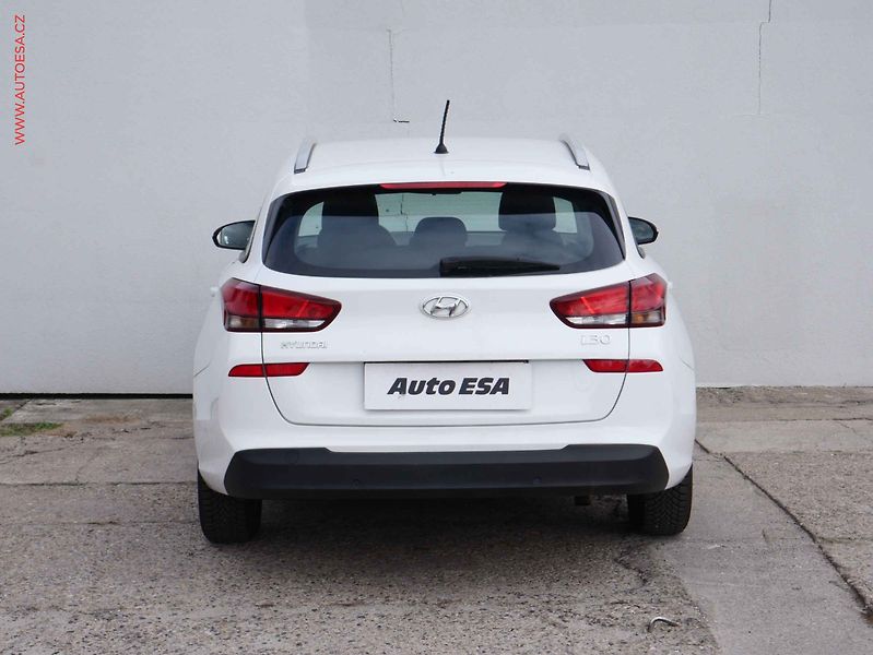 Hyundai i30 (2018) 1.0 T-GDI, ČR, STK3/28, AC - fotka 5 z 14