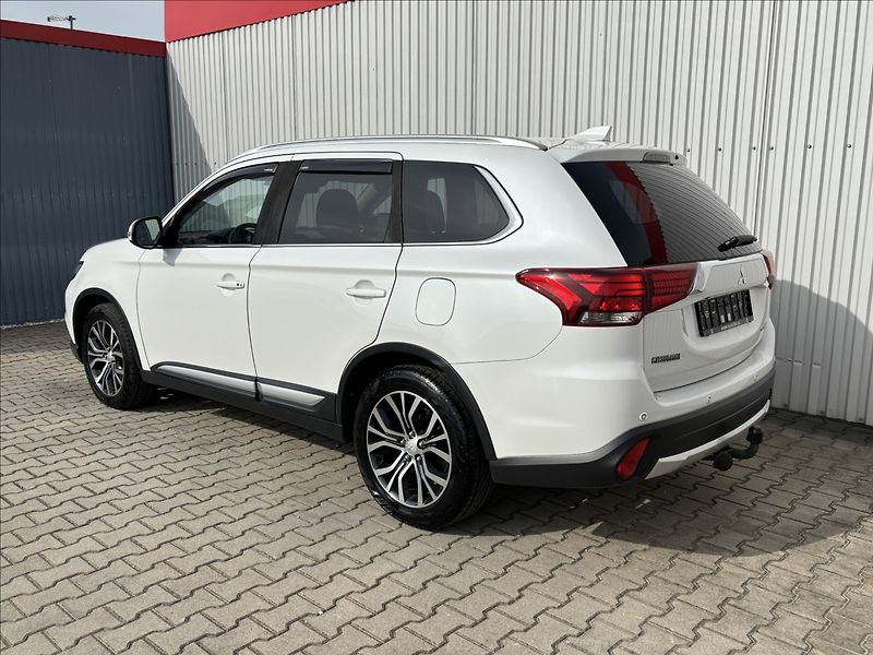 Mitsubishi Outlander 2,3 D Instyle+ 7.míst - fotka 3 z 15