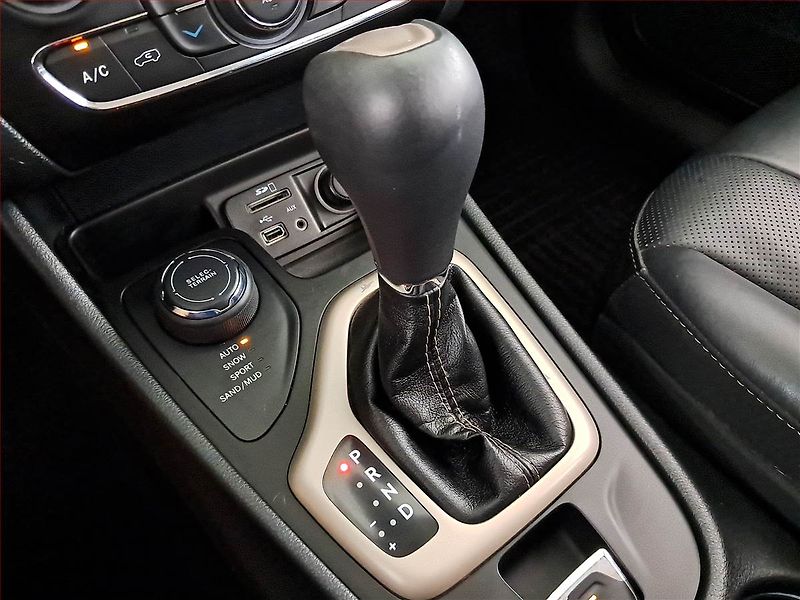 Jeep Cherokee (2016) 2.2 MultiJet, 4X4, Automat - fotka 17 z 24