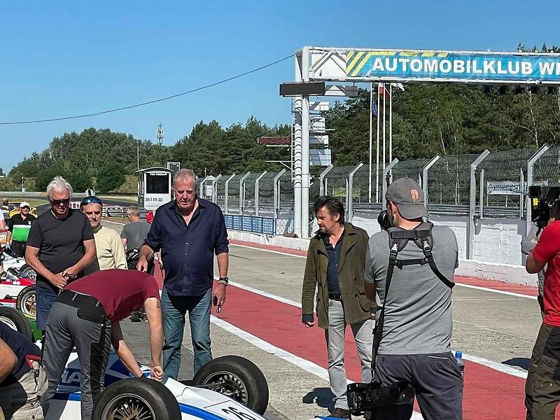 Dva ze tří hlavních moderátorů pořadu Grand Tour ve formulích ze socialistické éry