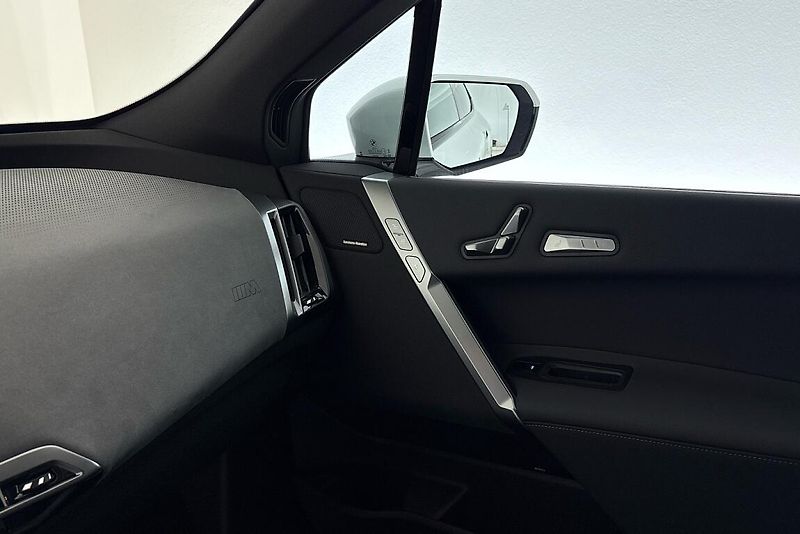 BMW iX xDrive45 - fotka 17 z 24