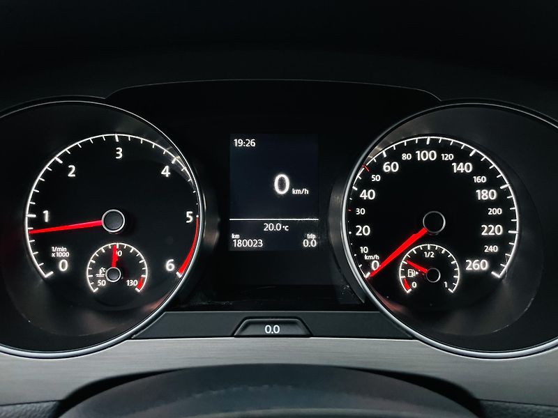 Volkswagen Golf Sportsvan 1.6TDI MANUÁL SENZORY TEMPOMAT - fotka 37 z 40