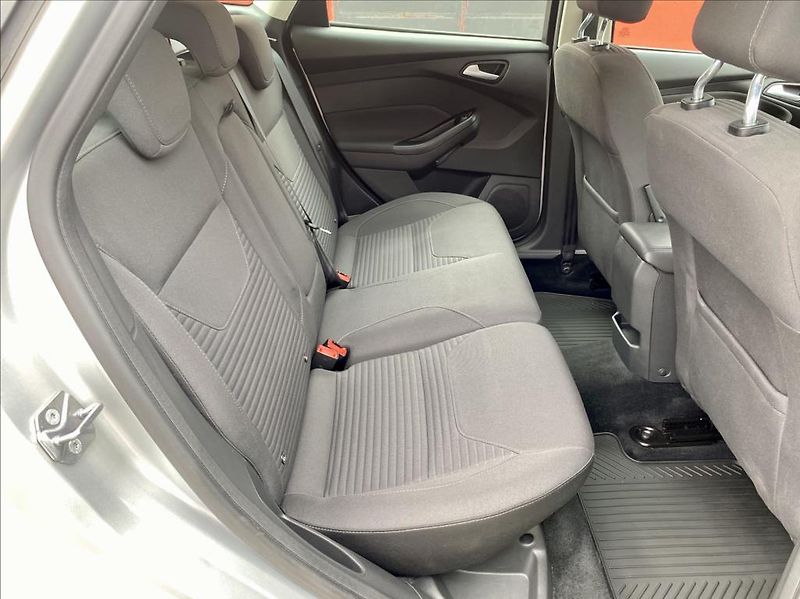 Ford Focus 1,5 TDCi NAVI VÝHŘEV - fotka 16 z 43