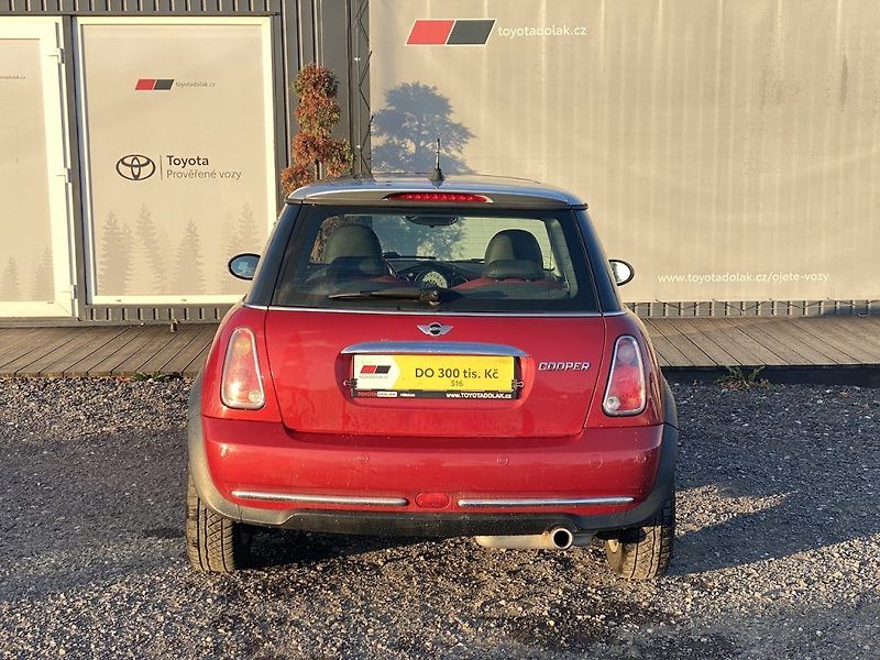 Mini Cooper 1.6i, automat, STK 03/2028 - fotka 6 z 13
