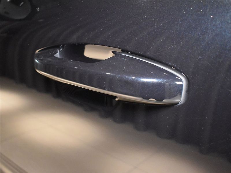 Volvo XC40 2,0 B3 PLUS Dark Bezklíč - fotka 21 z 22