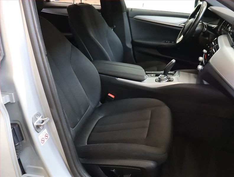BMW Řada 5 (2018) Luxury Line 520d xDrive, 4X4 - fotka 9 z 25
