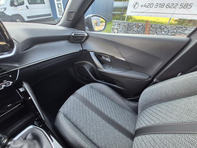 Peugeot 2008 (2025) ALLURE PureTech 100kMAN6 TAŽNÉ - fotka 21 z 23