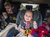 Zákon o silničním provozu nařizuje, že každé dítě, jehož tělesná hmotnost nepřevyšuje 36 kilogramů a tělesná výška 150 centimetrů, smí cestovat v autě pouze v autosedačce.