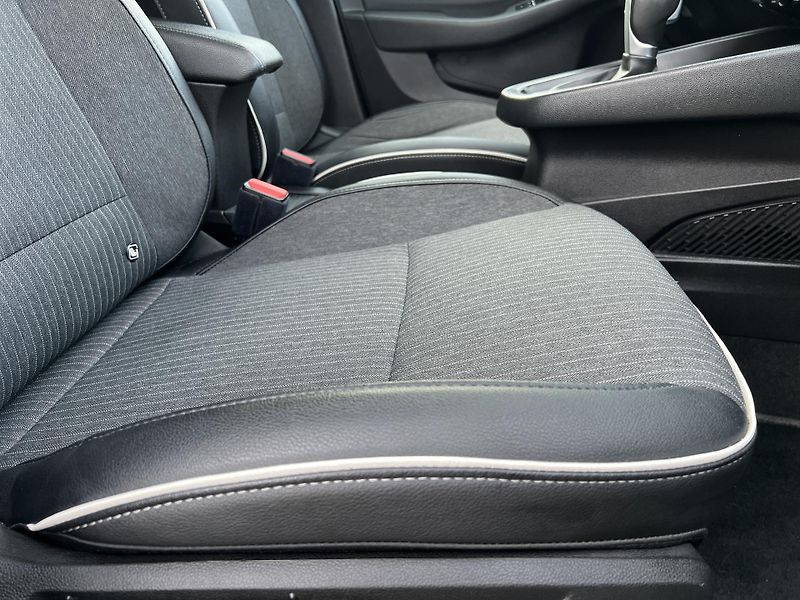 Renault Clio 1.6i E-TECH HYBRID AUTOMAT - fotka 28 z 33