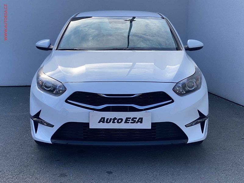 Kia Ceed (2023) 1.5 T-GDi, 1.maj,ČR, Spin - fotka 2 z 16