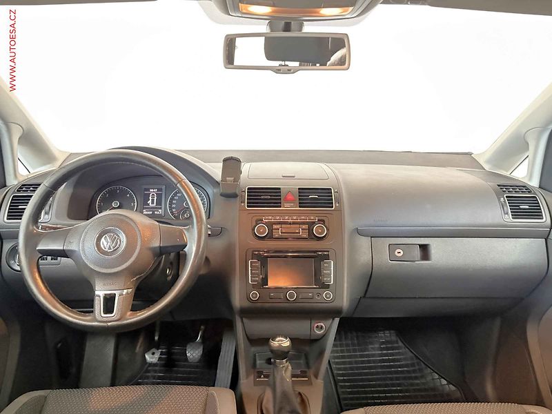 Volkswagen Touran (2011) 1.6 TDI, autoAC - fotka 8 z 15