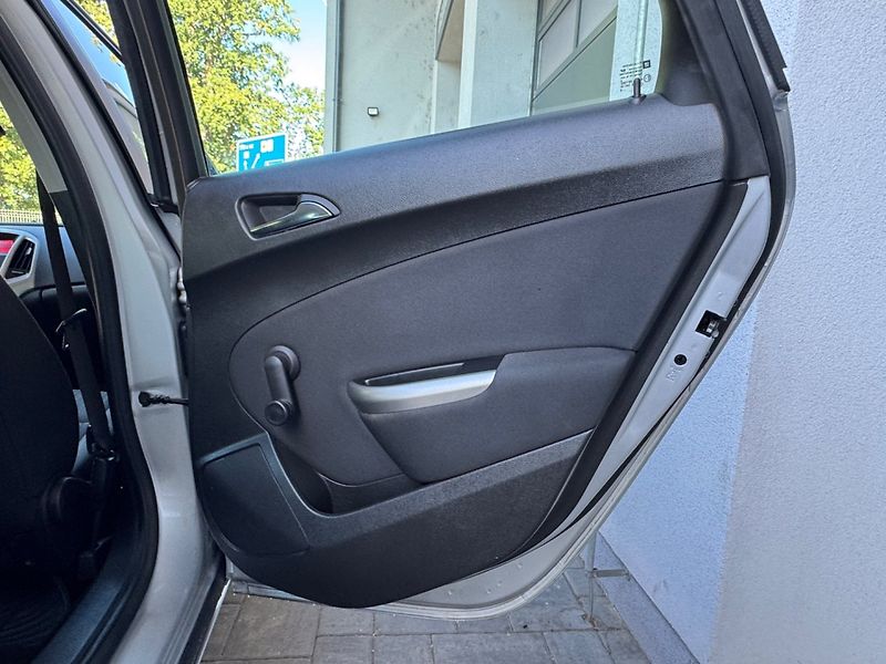 Opel Astra (2010) 1.6 16V Automat - fotka 12 z 36
