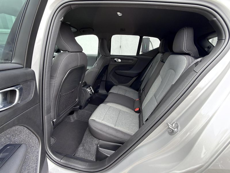 Volvo XC40 B3 FWD // CORE // 1. maj. //ČR - fotka 12 z 36