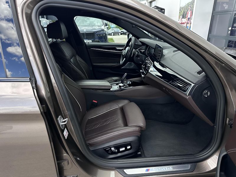 BMW Řada 5 M550d xDrive - fotka 11 z 33