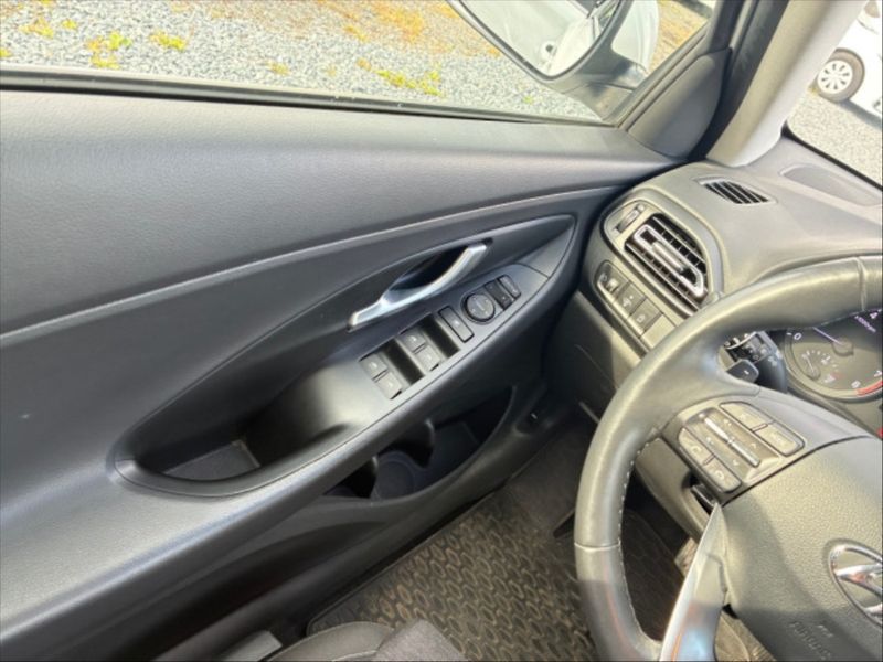 Hyundai i30 1,5 T Family Smart AT - fotka 9 z 9
