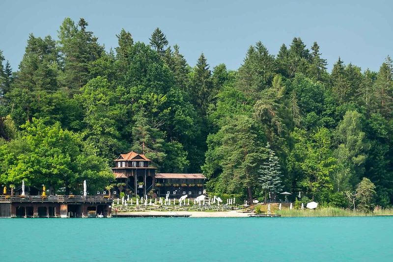 Jezero Faaker See je obklopeno horami.