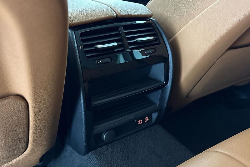 BMW Řada 5 530d xDrive - fotka 12 z 15