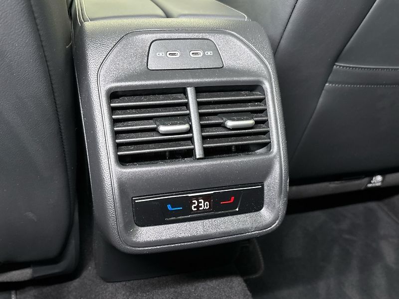 Volkswagen Passat R-Line People DSG - fotka 22 z 31